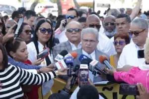 «Somos médicos, no somos delincuentes», médicos protestan por condenas frente a la Suprema