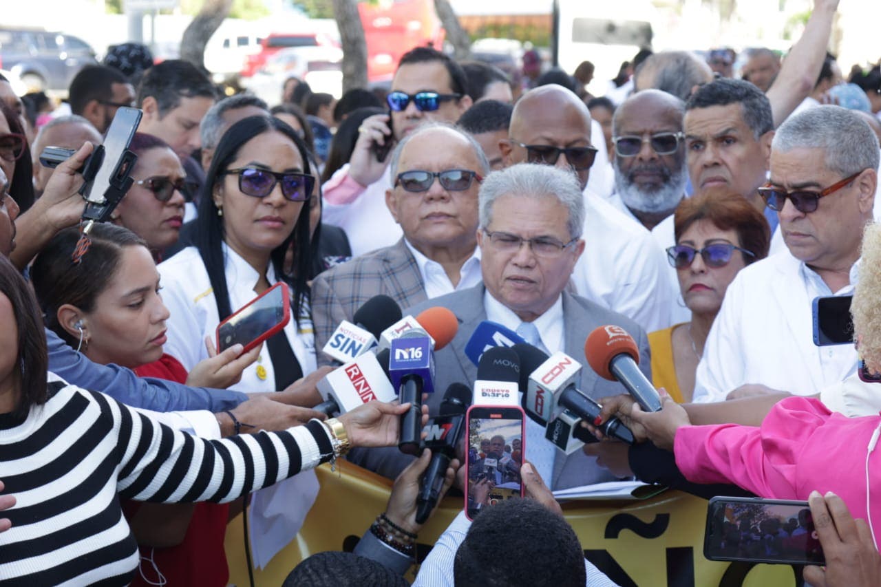 «Somos médicos, no somos delincuentes», médicos protestan por condenas frente a la Suprema