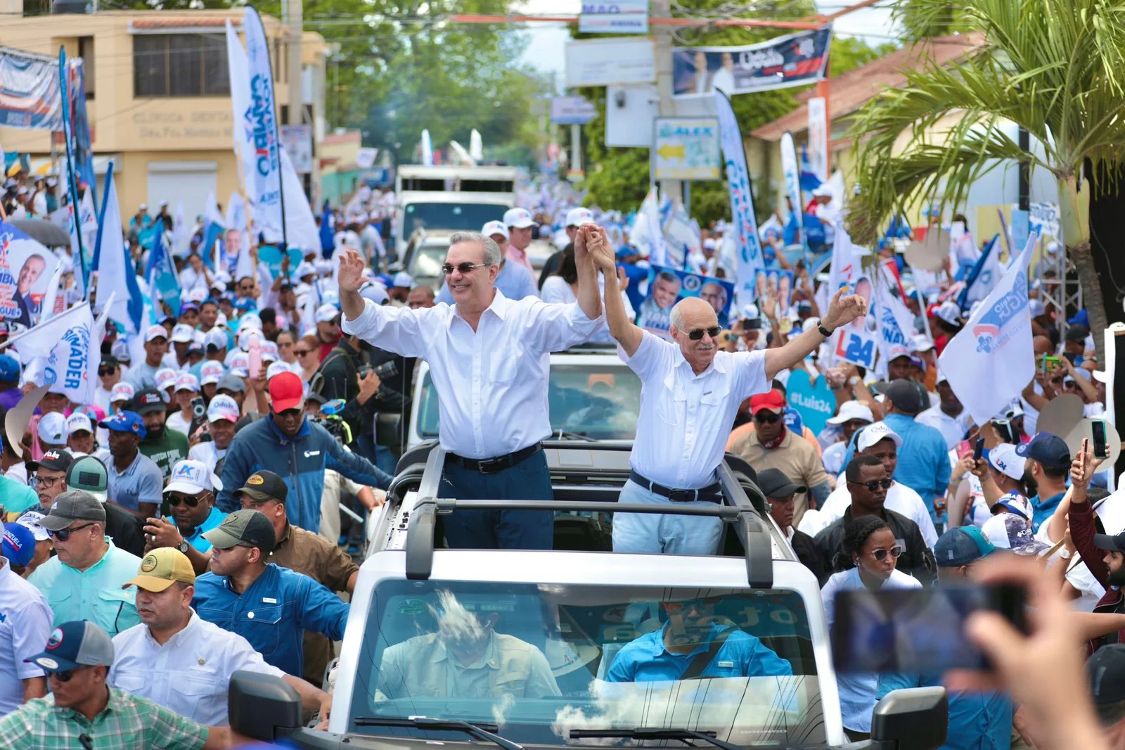 Abinader encabeza marcha caravana en Esperanza