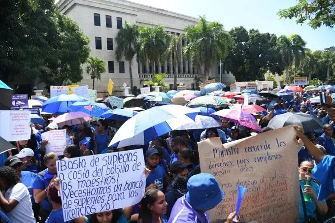 Cientos de maestros se manifiestan frente al Ministerio de Educación para exigir un aumento salarial