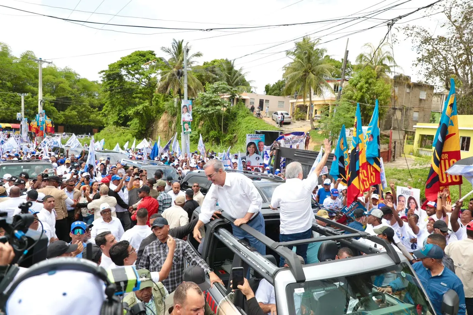 Abinader recorre bajo lluvia los populosos sectores de los Guaricanos en SDN