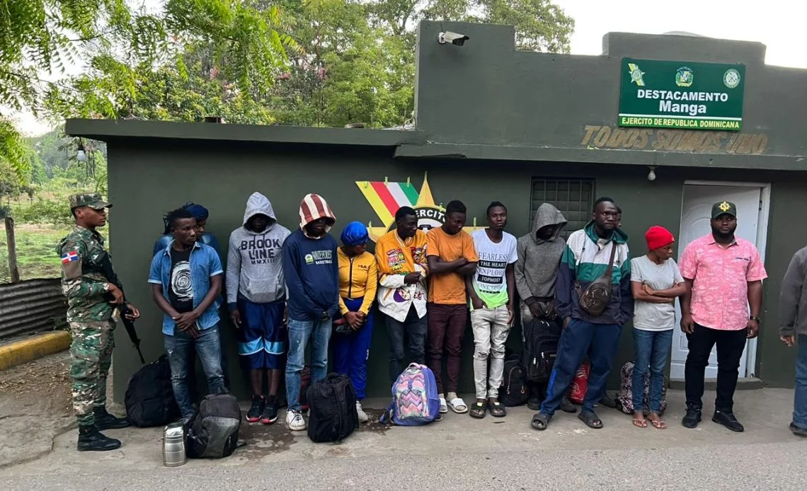 Ejército Dominicano detiene a 12 Haitianos Escondidos en Camión