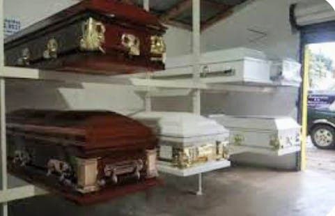Roban cuatro ataúdes de una funeraria en Galván