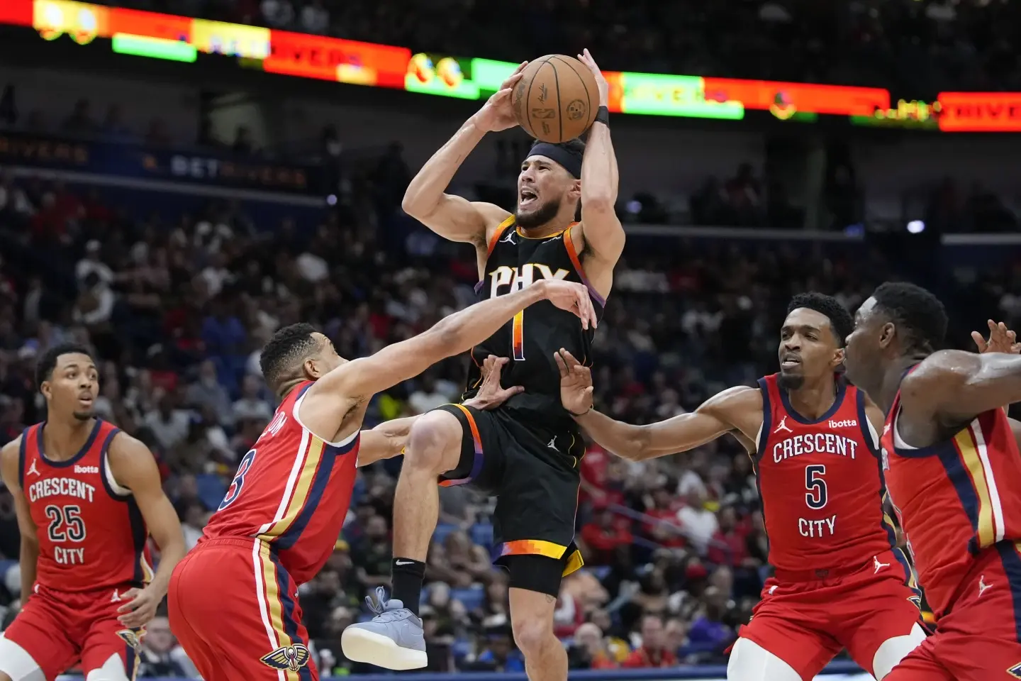 Devin Booker anota 52 puntos para que los Suns superen a los Pelicans