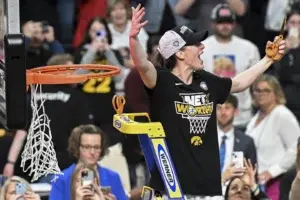 Caitlin Clark lleva a Iowa de regreso a la Final Four