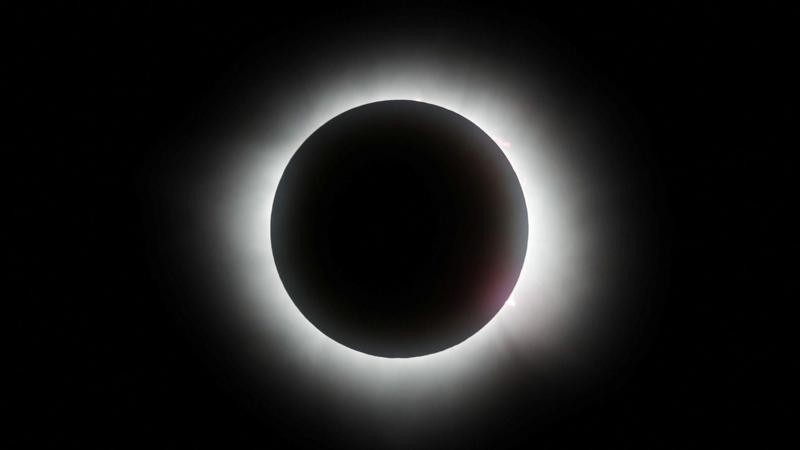 Las impactantes imágenes del «anillo de diamante» creado por el eclipse solar total