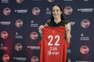 Primer partido de Caitlin Clark será su prueba para un puesto en el equipo olímpico de EE.UU.