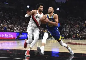 Curry anota 22 puntos y los Warriors remontan para vencer a Portland