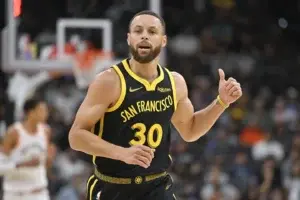 Curry anota 33 puntos, los Warriors superan a los Spurs y logran cuarta victoria consecutiva