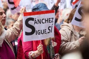 Miles de socialistas se congregan en la sede del partido en Madrid en apoyo de Sánchez