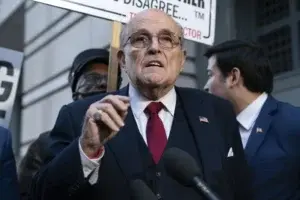 Rudy Giuliani y Mark Meadows acusados en Arizona por intento de anular la derrota de Trump