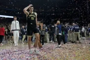 Zach Edey, de Purdue, lo expuso todo en el juego por el título de la NCAA