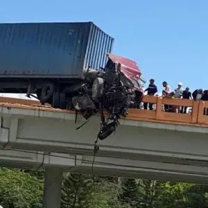 Furgón se vuelca y paraliza tránsito en tramo de autopista Duarte, el chofer resulta herido