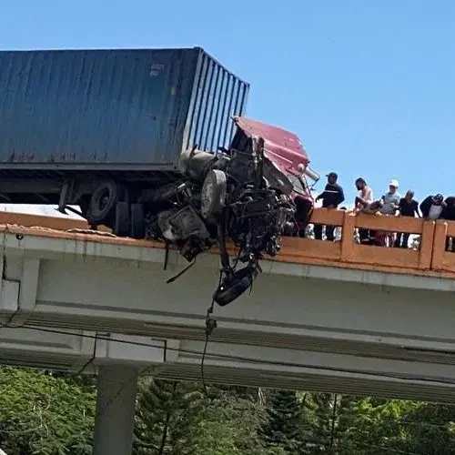 Furgón se vuelca y paraliza tránsito en tramo de autopista Duarte, el chofer resulta herido