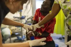 El sistema de salud de Haití se tambalea con pocas reservas, hospitales atacados y puertos cerrados