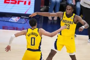 Haliburton rompe el empate con una jugada y los Pacers derrotan a los Bucks