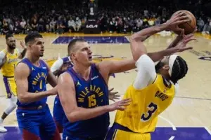 Denver coloca a Lakers al borde de la eliminación