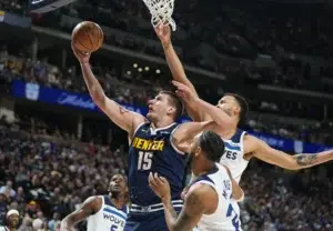 Jokic anota 41 puntos y lleva a los Nuggets a superar a los Timberwolves