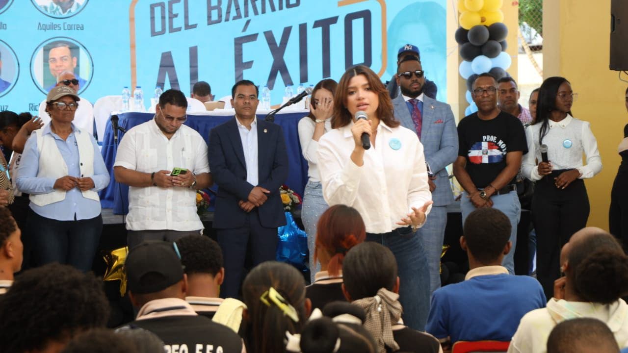 «Del barrio al éxito» ilumina el camino para jóvenes en La Guayiga con inspiradoras historias de liderazgo y superación