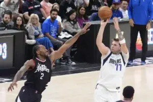 Luka Doncic y Kyrie Irving lideran a Dallas sobre los Clippers