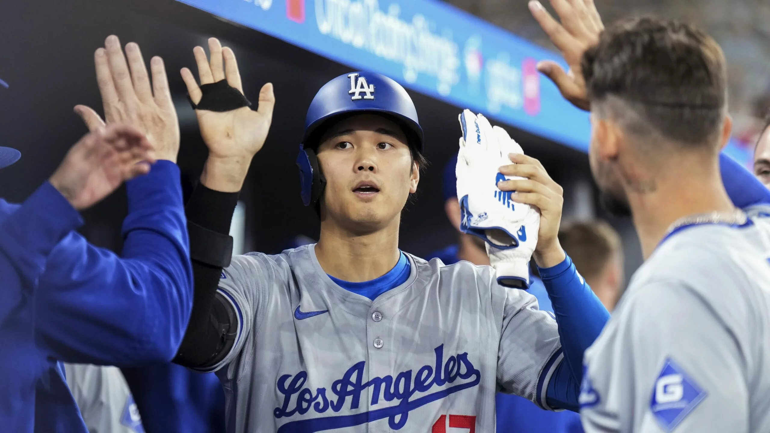 Ohtani responde a abucheos con jonrón y Dodgers aplastan a Azulejos