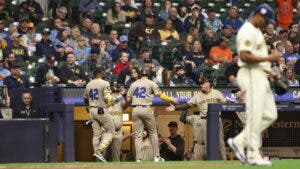 Padres doblegan a Cerveceros con rally de carreras en la quinta entrada