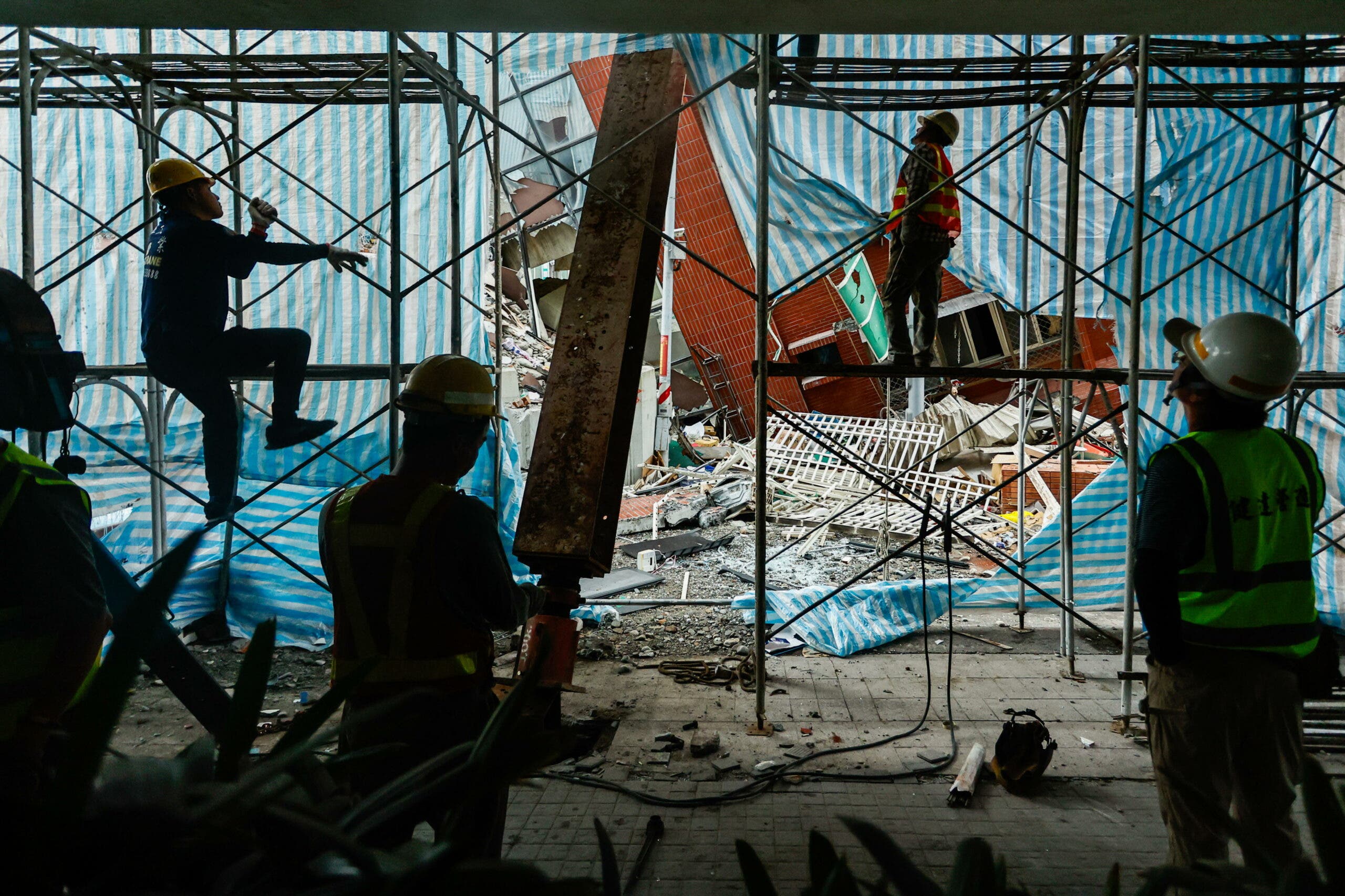 Continúan las labores de rescate tras el terremoto de Taiwán, que ya deja 13 muertos