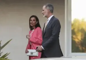 Felipe VI y Letizia visitan la reina Sofía que sigue ingresada en un hospital de España 