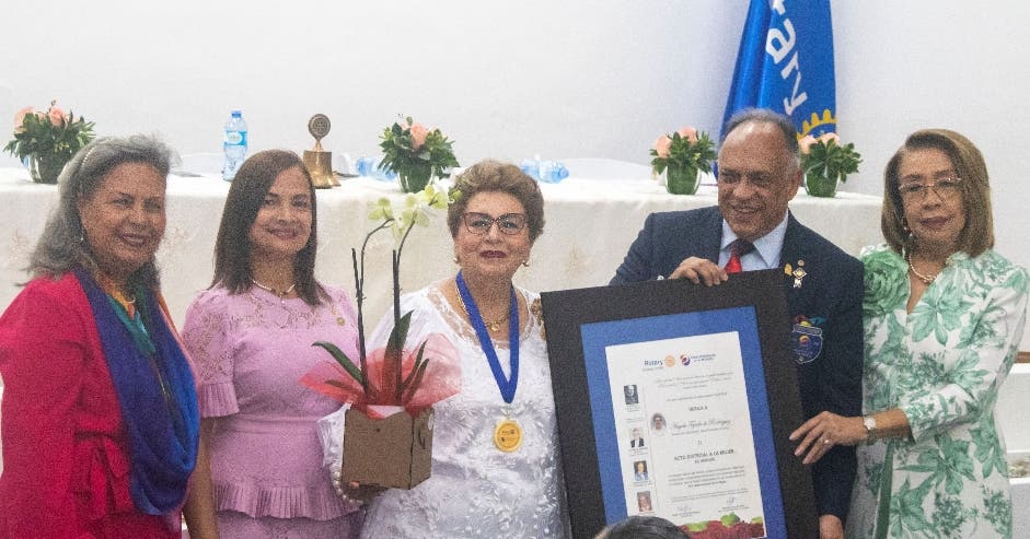 Rotary reconoce 24 damas destacadas