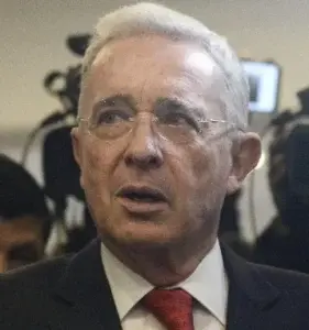 La defensa de Álvaro Uribe recusa al fiscal