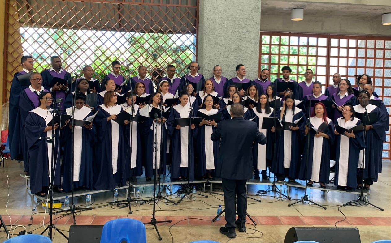 Coro Arquidiocesano de Santiago lleva evangelio a través del canto