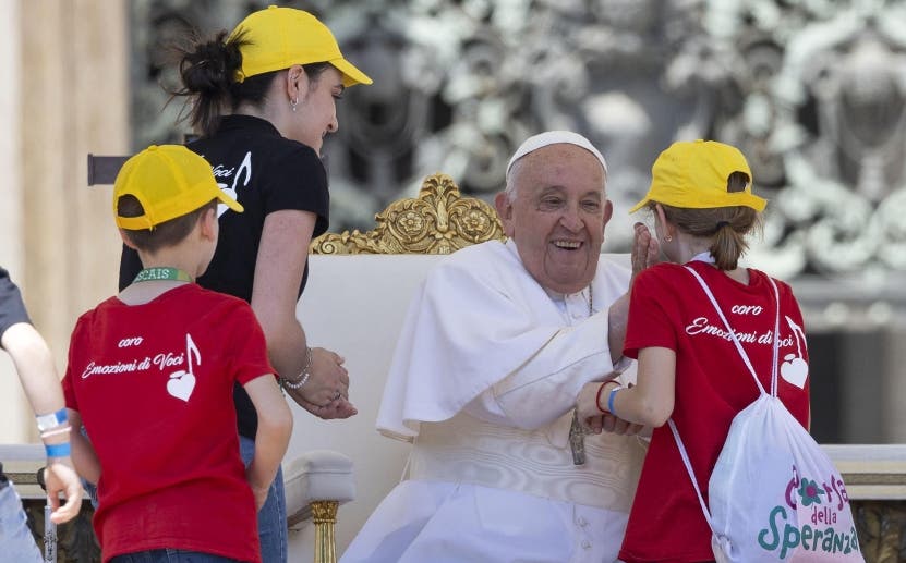 Papa celebra misa para miles de niños