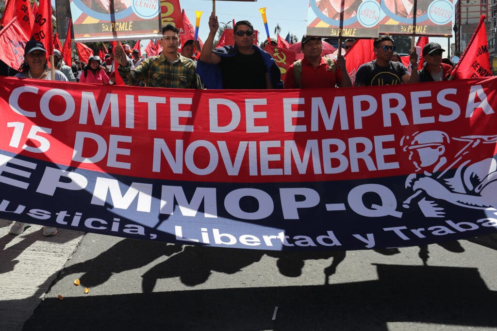 Manifestantes sostienen una pancarta en una marcha con motivo del Día Internacional de los Trabajadores este miércoles, en Quito (Ecuador). El Frente Unitario de Trabajadores (FUT) de Ecuador y otros sindicatos marcharon para conmemorar un año más el día internacional del trabajador, donde celebran el triunfo del 'No' a legalizar los contratos por horas en el referéndum convocado el pasado 21 de abril por el presidente Daniel Noboa y protestan por el aumento del impuesto al valor agregado (IVA) decretado por el mismo mandatario. EFE/ José Jácome