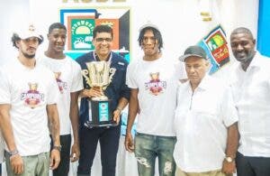 Reciben campeones basket Santo Domingo