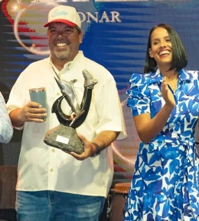 Juan Carlos Puig recibe el trofeo del evento.