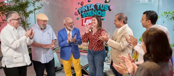 Laura Pérez sostiene la llave de su apartamento, acompañada de los invitados a la entrega del premio de ‘Pinta tus Sueños’.