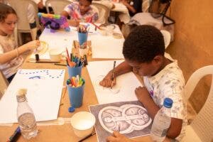 Niños se inspiran en las obras de Clara Ledesma en taller de Casa Mella-Russo