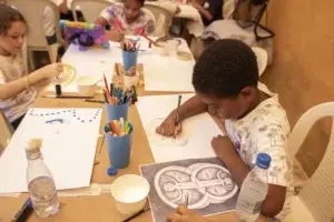 Niños se inspiran en las obras de Clara Ledesma en taller de Casa Mella-Russo