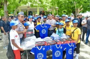 Policía se une a Patronales El Seibo entrega útiles deportivos y uniformes