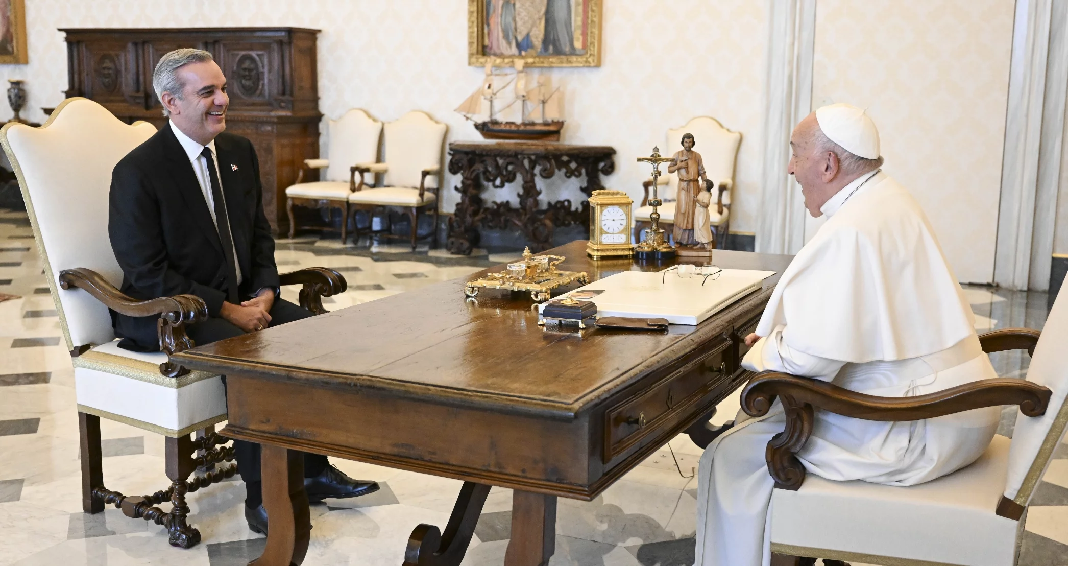 Papa Francisco habla con Abinader sobre la región, migración y cooperación