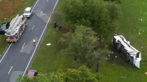 Ocho muertos y 40 heridos en choque entre camioneta y un autobús de campesinos en Florida