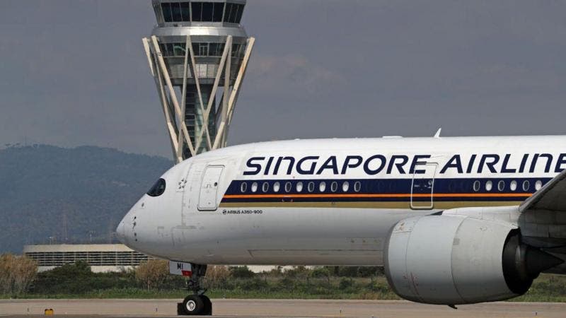 Atienden a más de 20 personas por lesiones en la columna por las turbulencias en el vuelo de Singapore Airlines