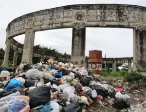 En zonas periféricas de SDE, la basura no cesa