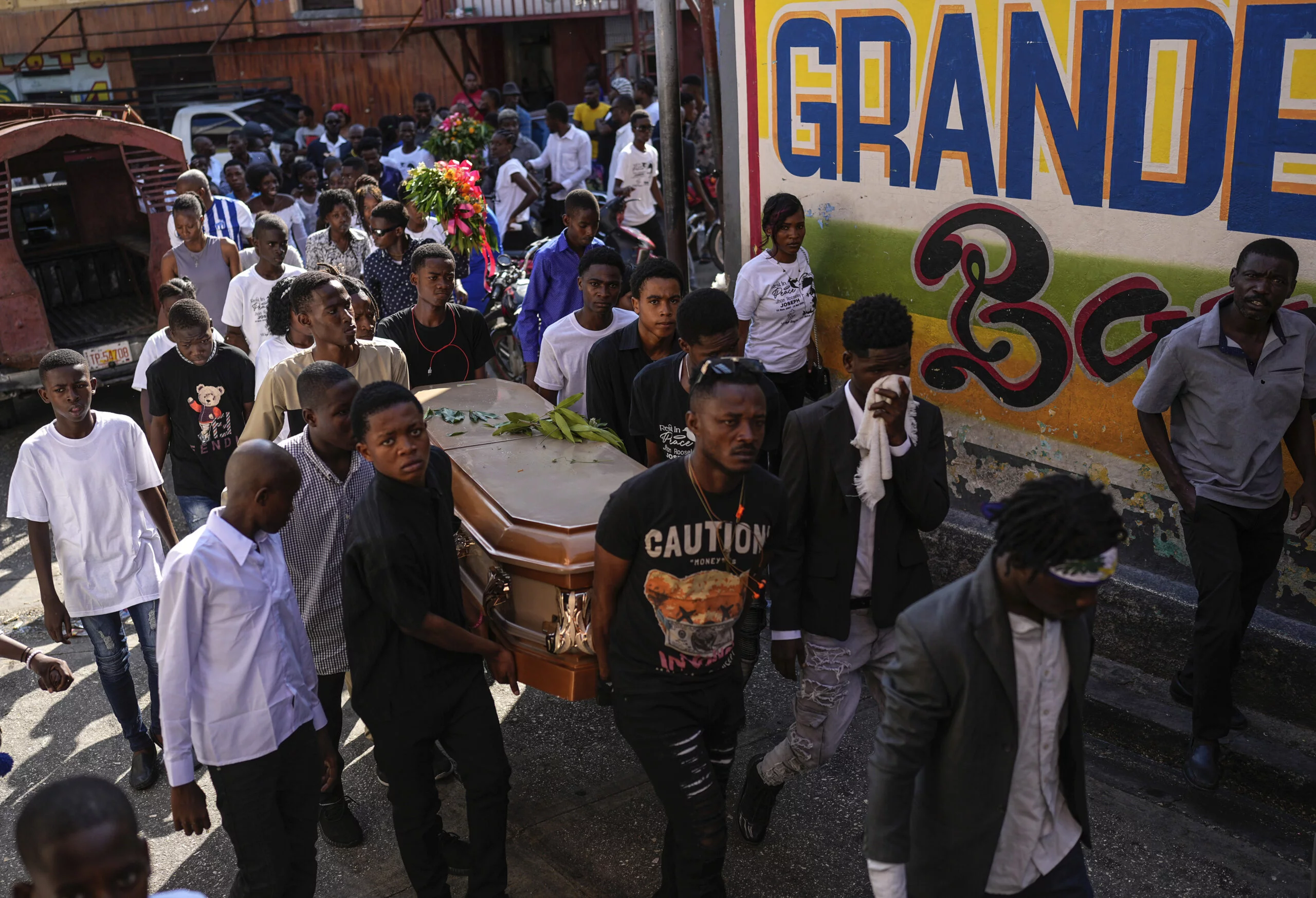 Haitianos pasan apuros para enterrar a sus seres queridos y hallar consuelo en una capital violenta