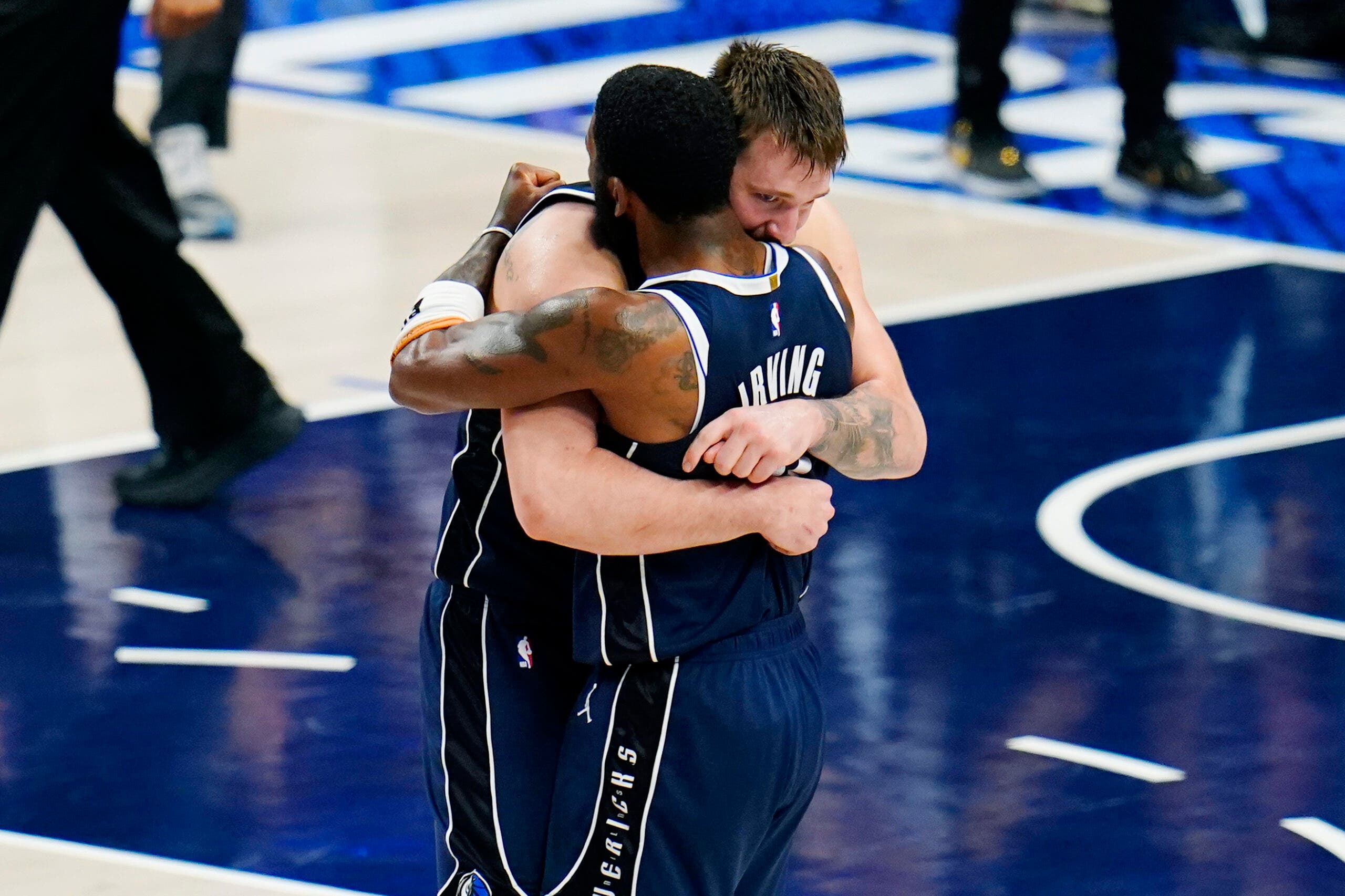 Doncic e Irving tienen a los Mavs cerca de barrer a los Wolves en las finales del Oeste