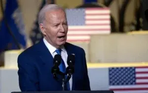 Qué cambia realmente con la nueva propuesta del gobierno de Biden para migrantes que solicitan asilo en EE.UU.