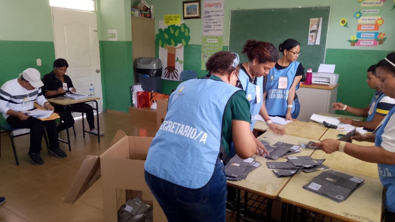 Inicia el escrutinio de los votos tras cierre de colegios electorales