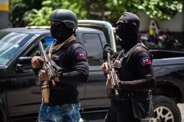 La Policía Nacional Haitiana (PNH) realiza un operativo de seguridad en Puerto Príncipe