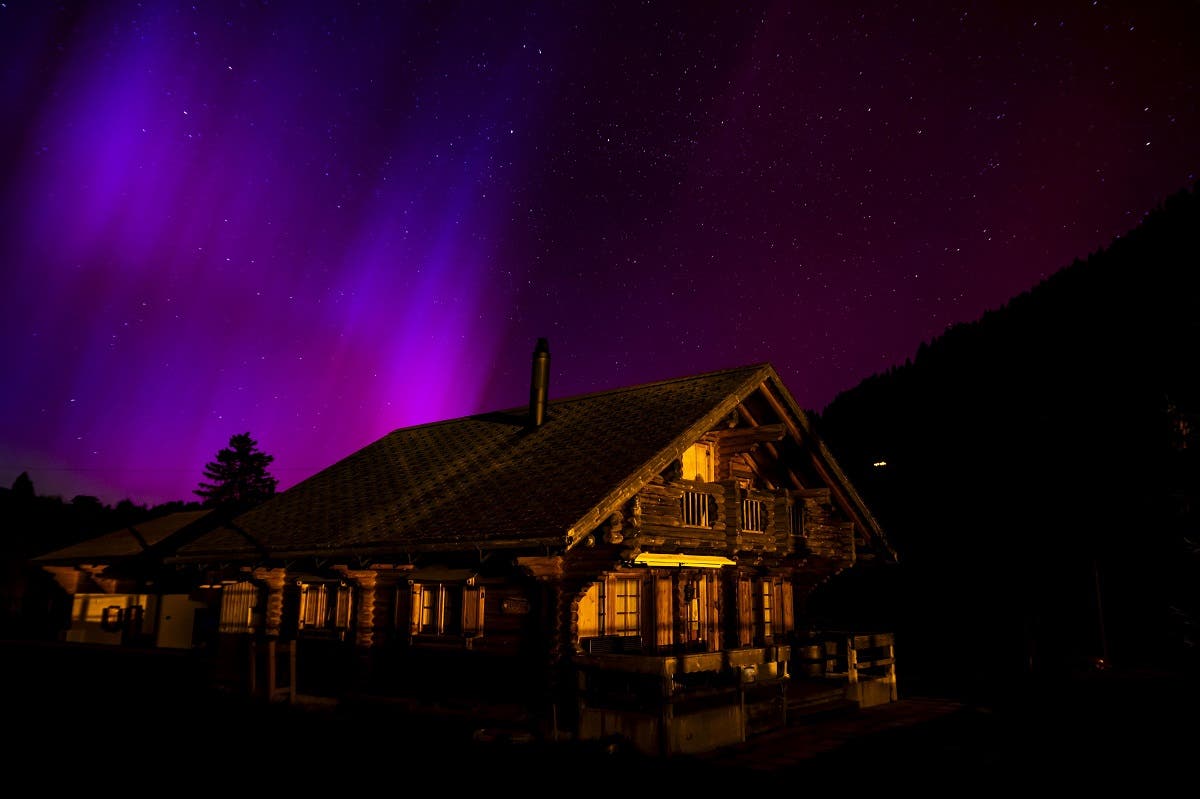 Las impresionantes imágenes de la potente tormenta solar que golpea la Tierra y forma coloridas auroras boreales