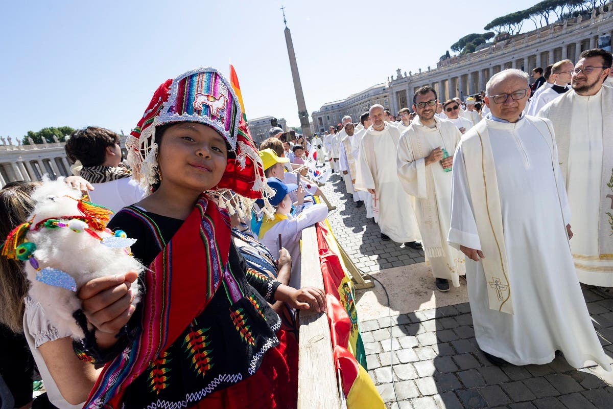 El papa celebra misa para miles de niños y pide que recen para que no haya guerras